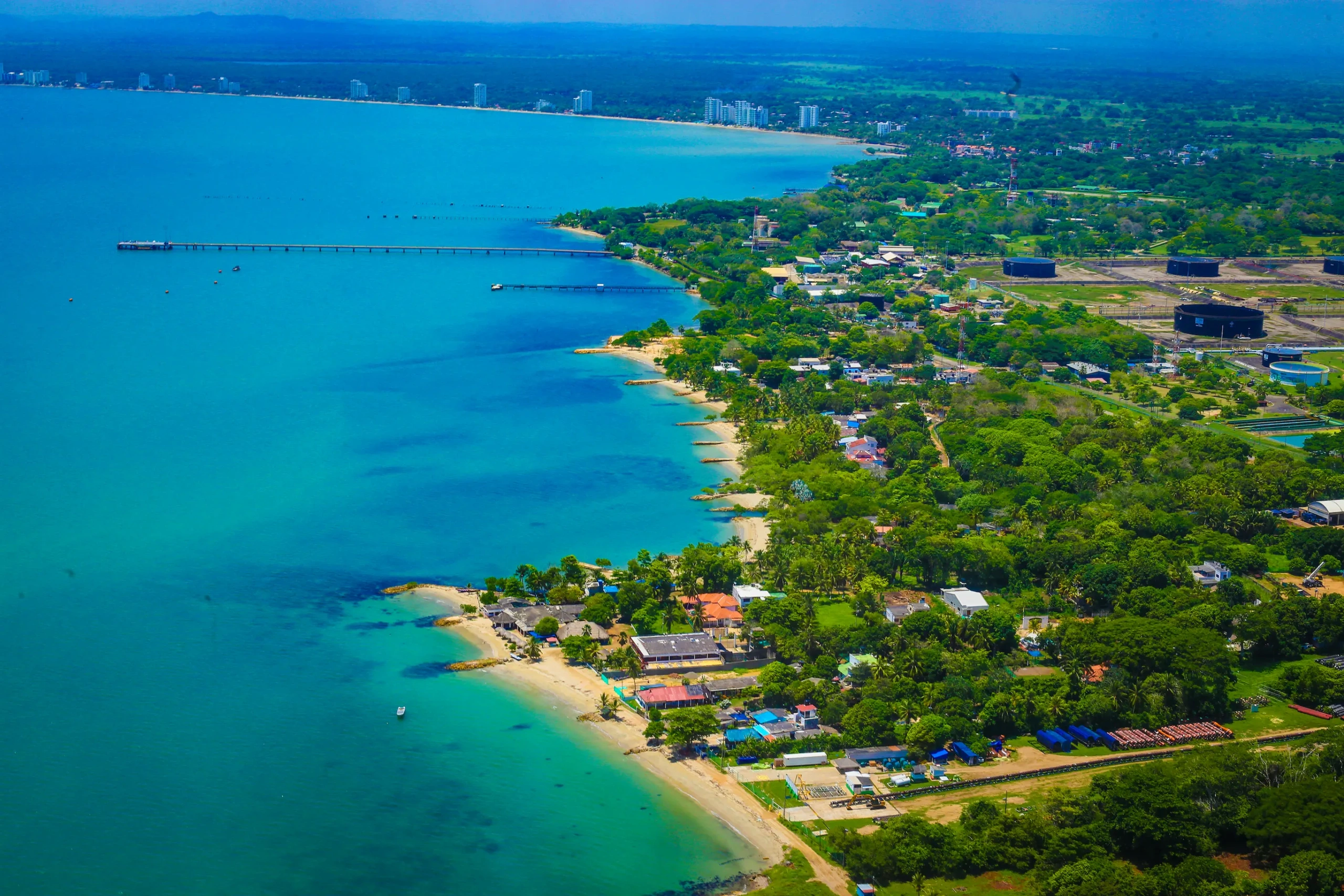 Vasto manglar y aguas tranquilas en el Golfo de Morrosquillo, Sucre, mostrando la rica biodiversidad costera de Colombia.