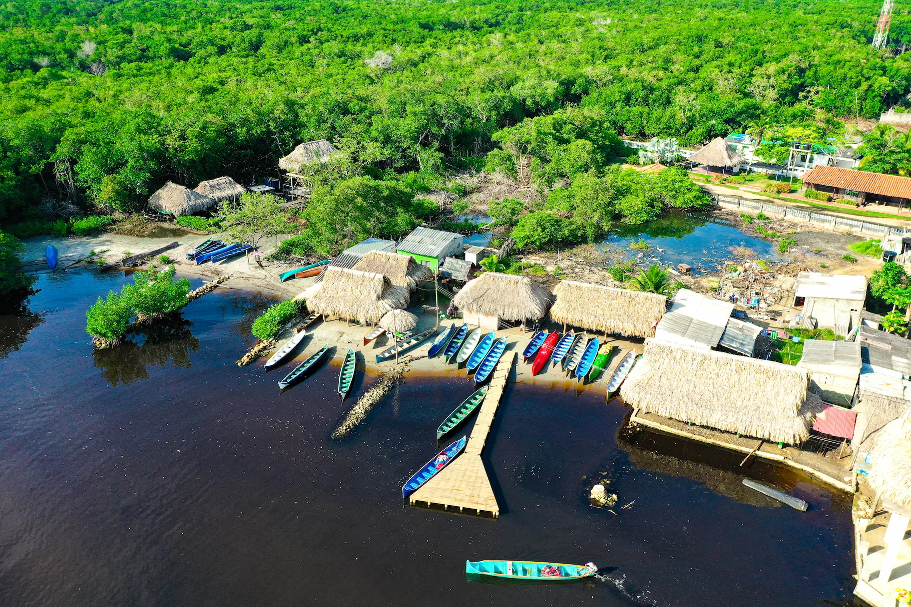 Paisaje costero del Golfo de Morrosquillo, Sucre, con aguas turquesas, playas de arena clara y exuberante vegetación tropical.