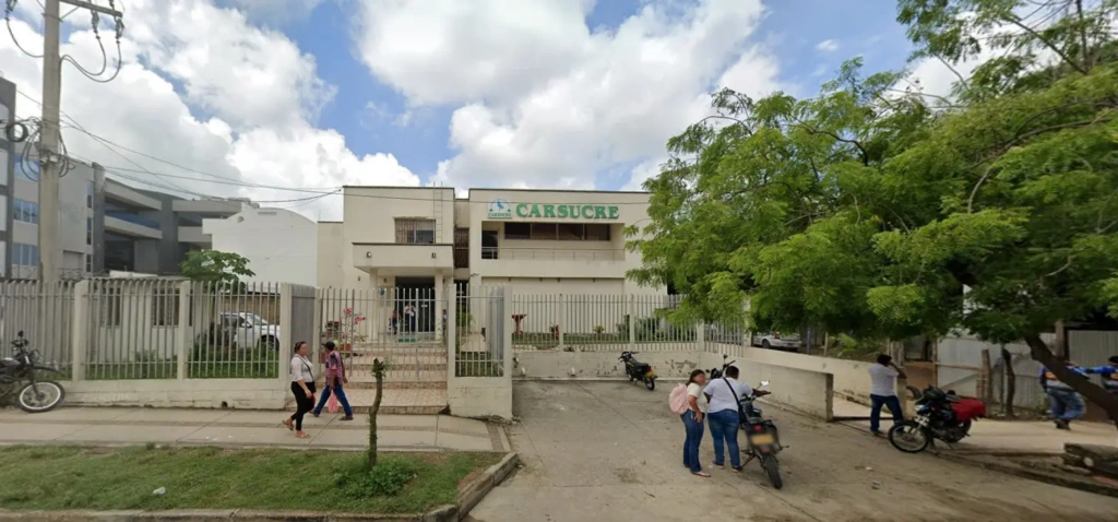 Edificio de la sede principal de CARSUCRE en Sucre, mostrando su fachada moderna y el entorno que simboliza su rol en la gestión ambiental regional.